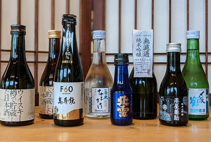 見桝屋は、県内外計8つの蔵元の正規特約店です。 それぞれの蔵元のお酒を仕入れ力に自信があります。 季節商品や限定商品など、特別なお酒も豊富に取り揃え。